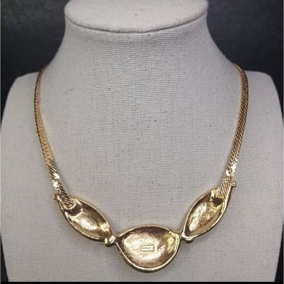 Vintage TRIFARI Bib Necklace Cream/Beige Enamel. EXCELLENT CONDITION - Picture 5 of 7